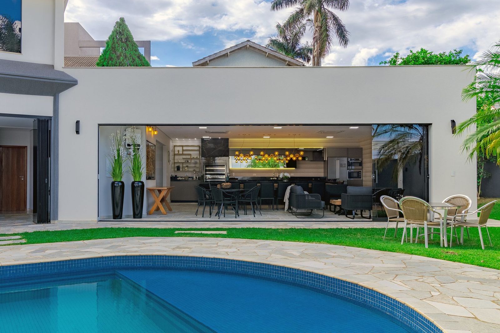 Área gourmet aberta para a piscina, Residência J&A