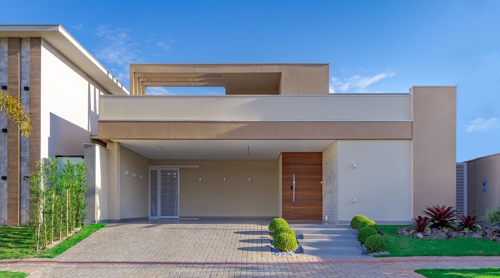 Fachada contemporânea da Residência V&G